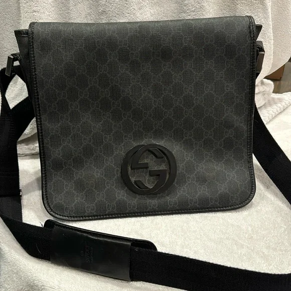 【GUCCI】INTERLOCKING G MESSENGER BAG Gucci Interlocking G Messenger Bag GG Supreme Canvas Beige